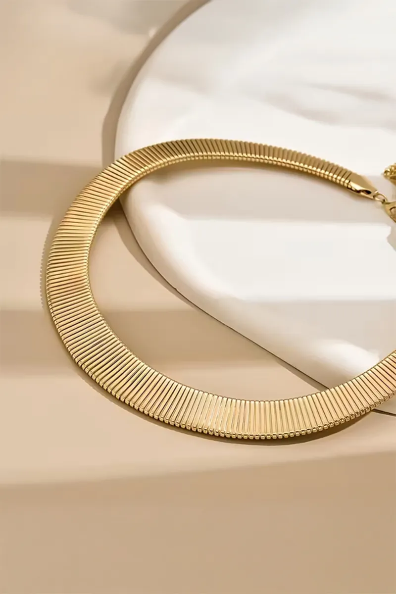 Lumos Gold Detaylı Geniş Form Kolye – Ayarlanabilir Zincirli Modern ve Şık Metal Tasarım Kolye - görsel 6