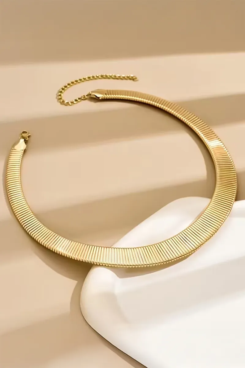 Lumos Gold Detaylı Geniş Form Kolye – Ayarlanabilir Zincirli Modern ve Şık Metal Tasarım Kolye - görsel 2