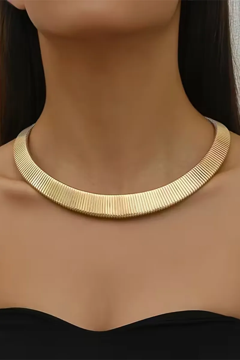 Lumos Gold Detaylı Geniş Form Kolye – Ayarlanabilir Zincirli Modern ve Şık Metal Tasarım Kolye - görsel 4