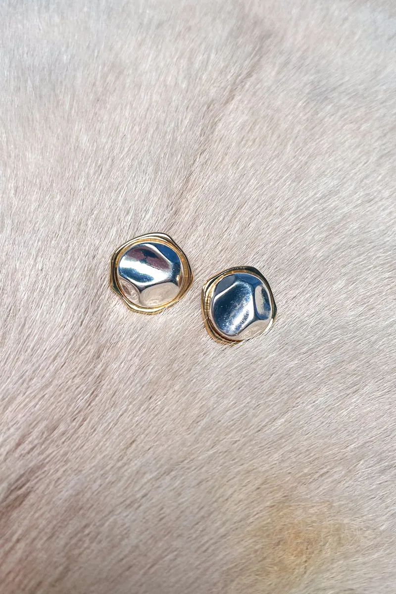 Lumos Gold Çerçeveli Modern Dokulu Çelik Küpe - görsel 3