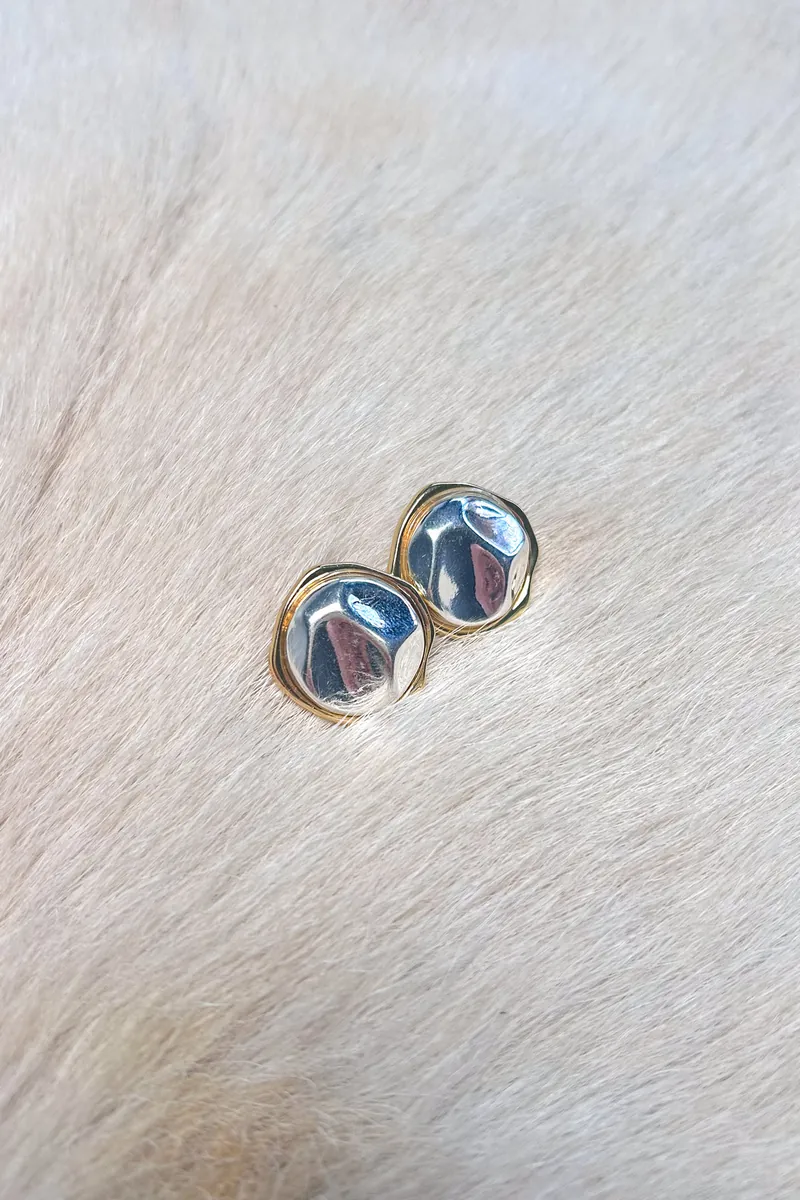 Lumos Gold Çerçeveli Modern Dokulu Çelik Küpe - görsel 2