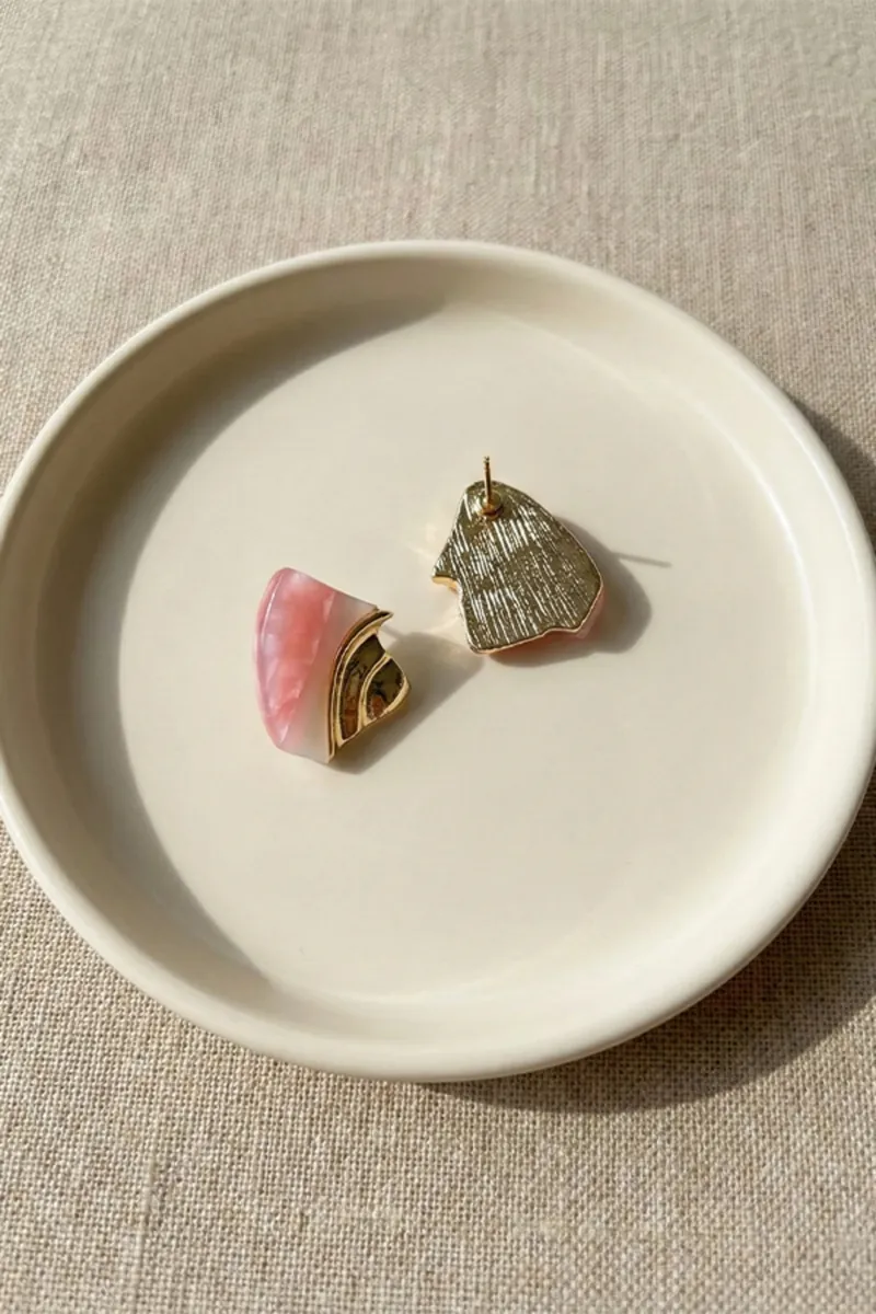 Pembe Mermer Desenli Gold Detaylı Asimetrik Küpe - görsel 2